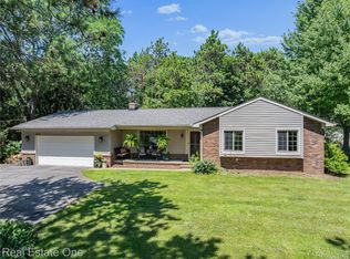 5223 Red Fox Dr, Brighton, MI 48114