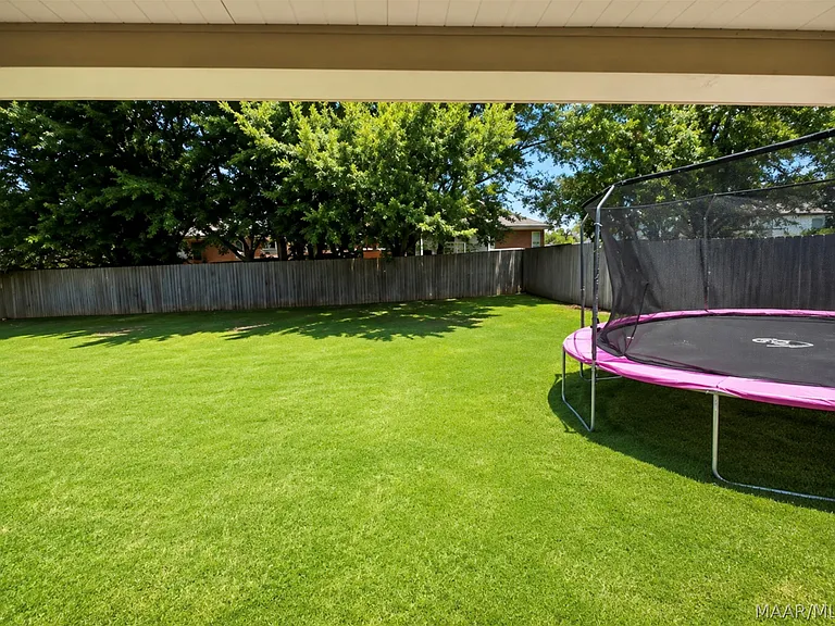 1077 Poplar St — Photo 15