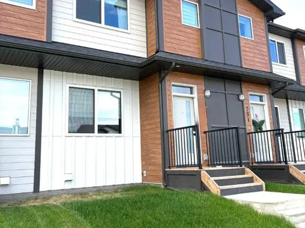 319 E Wolf River Dr SE, Calgary, AB T2X 4M8