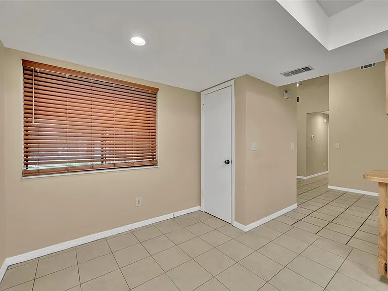 932 Robinhood Ct — Photo 9