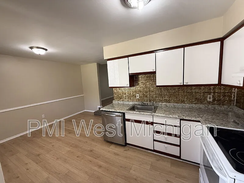 Building Photo - 6051 In The Pines Dr SE