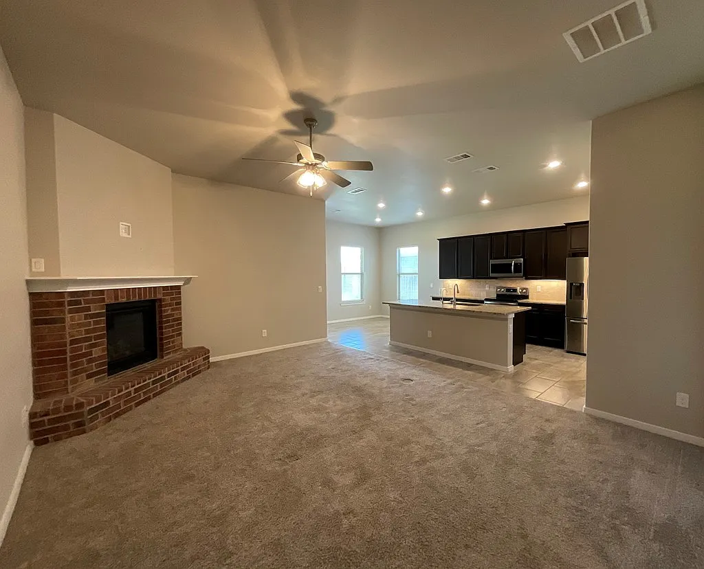 3 bed, 2.0 bath, 1674 sqft, $2,450 — Photo 2