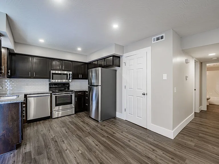 Montclair Point Condominiums — Photo 17