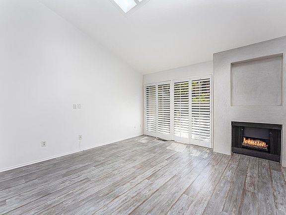 Vaulted ceiling and wonderful space for entertaining.