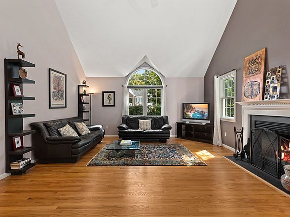 4th image of 8 Dennison Ct