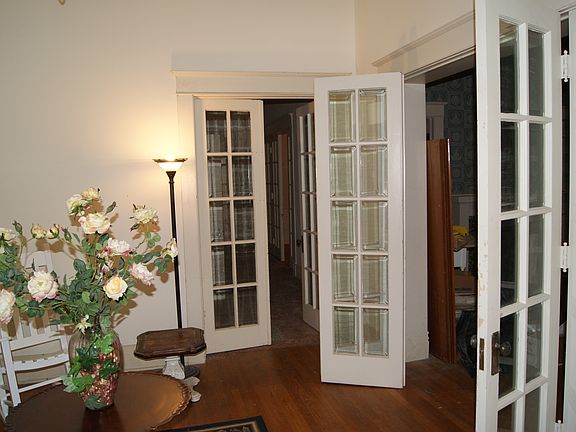 3rd image of 901 W Semmes Ave