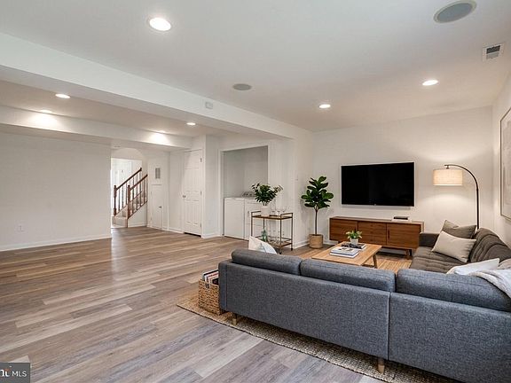 4th image of 1331 Mare St