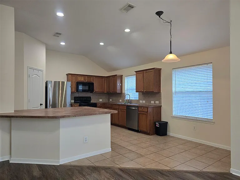2706 Courtyard Ln — Photo 7