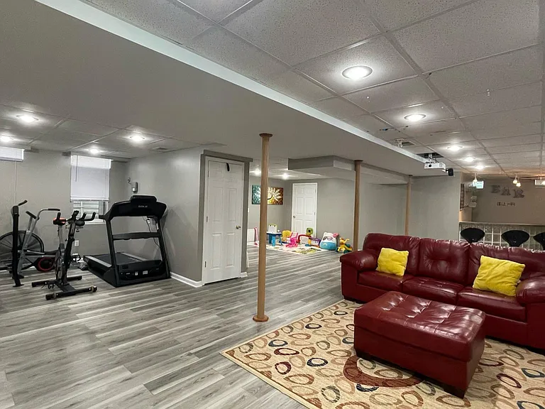 1027 Congress Dr — Photo 28