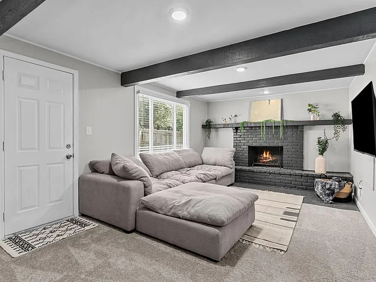 9835 Melrose Dr — Photo 7