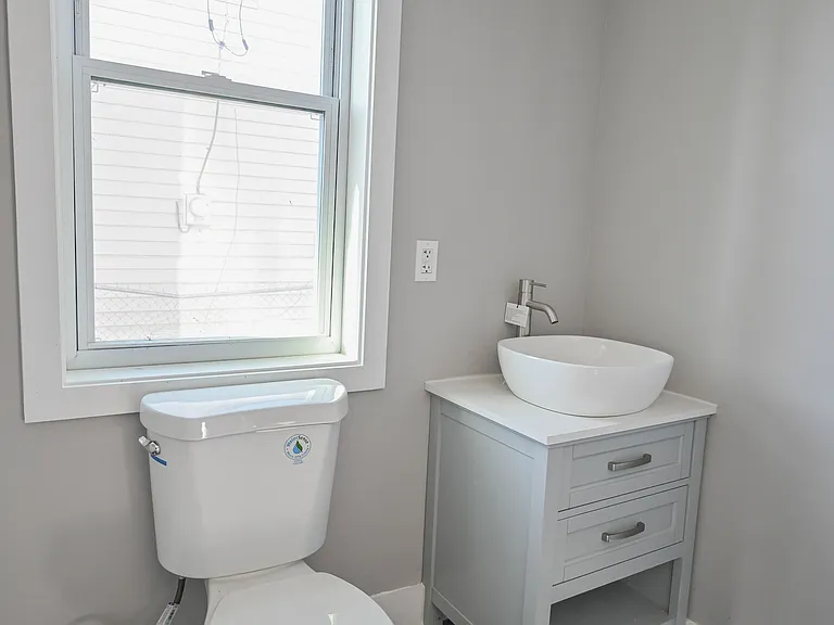 460 Bay St — Photo 5