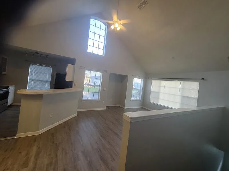 3 bed, 2.0 bath, 1202 sqft, $1,899 — Photo 4