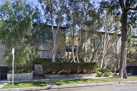 3rd image of 146 N Almont Dr APT 3