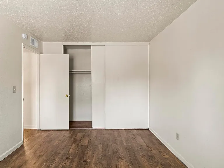 Westport Crossing Apartments — Photo 44