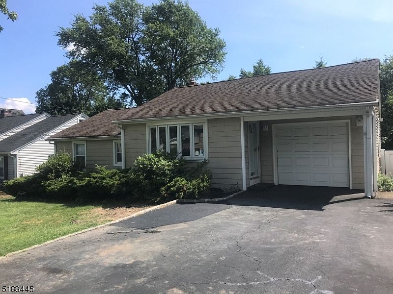 1st image of 7 Hillcrest Pl