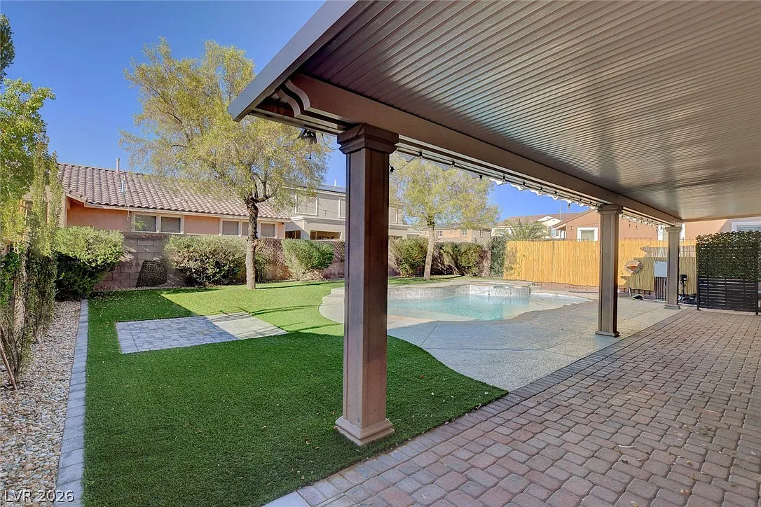 5 bed, 3.5 bath, 3092 sqft, $2,999 — Photo 2