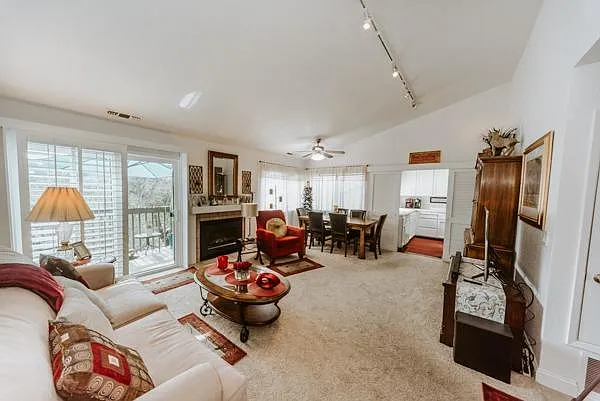 726 Dorothy Way photo 1