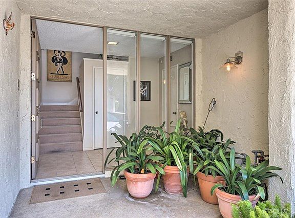 2nd image of 864 N Woodlawn Dr