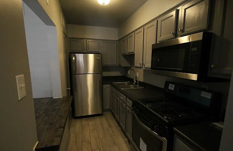 1460 Monroe Ave — Photo 15