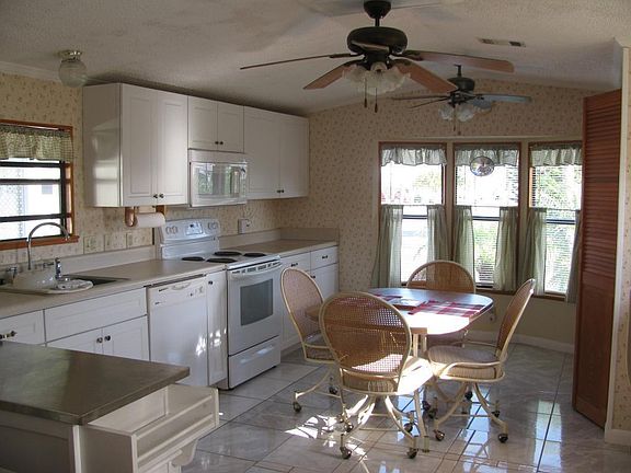 3rd image of 250 SE 37th Ct