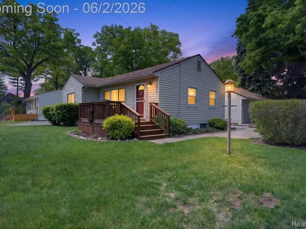 3993 Maiden Dr, Waterford, MI 48329