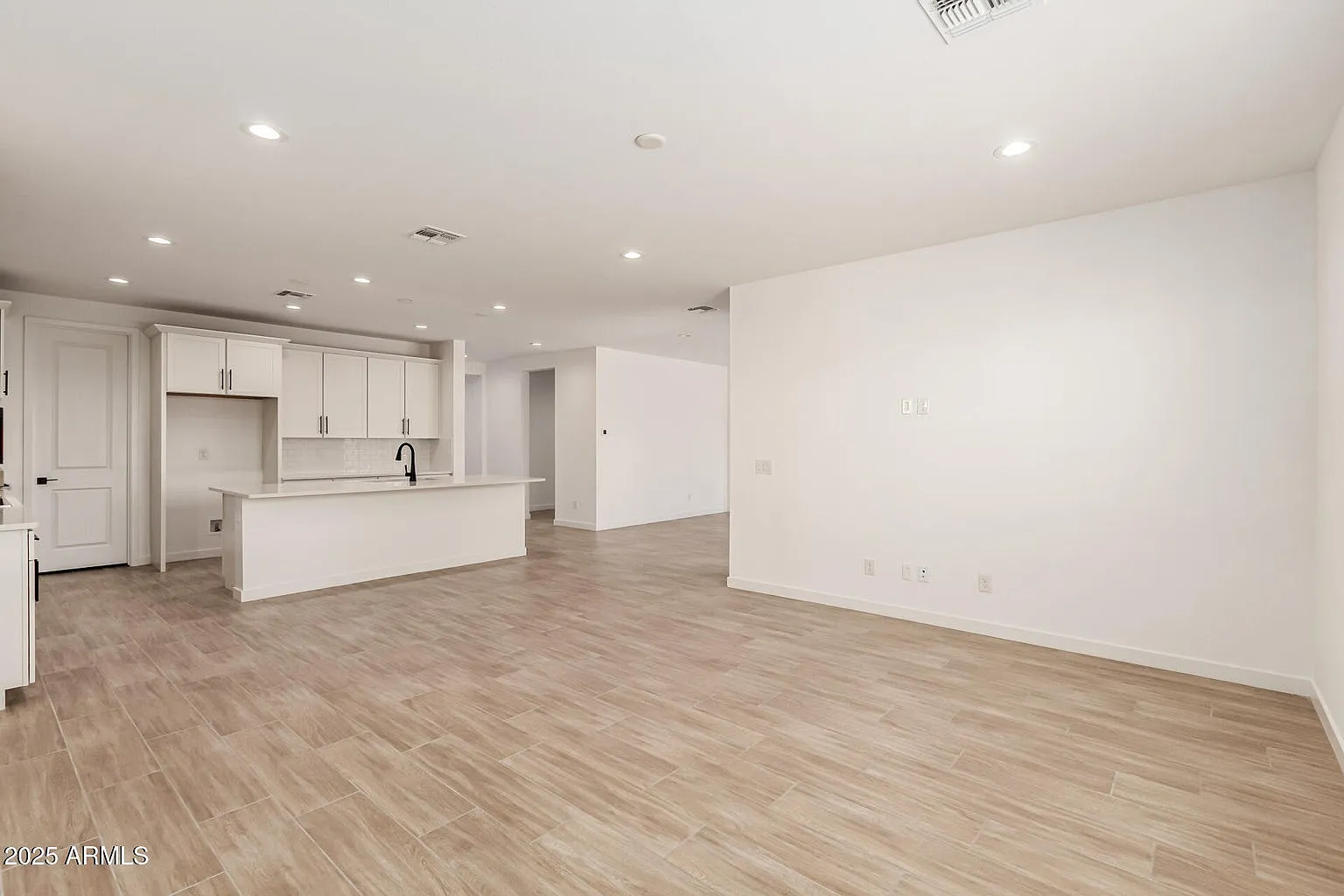 3 bed, 2.5 bath, 2380 sqft, $3,000 — Photo 3