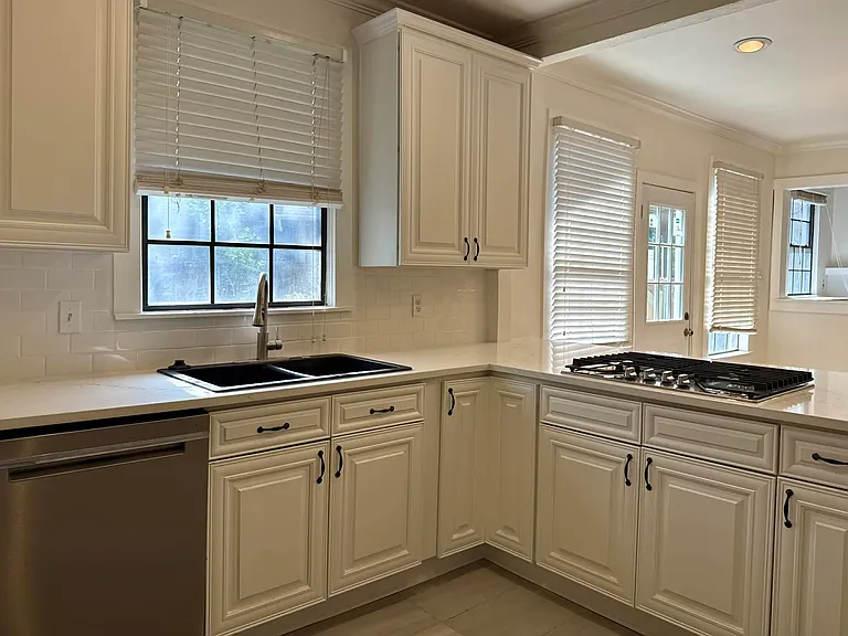 5910 Victor St — Photo 2