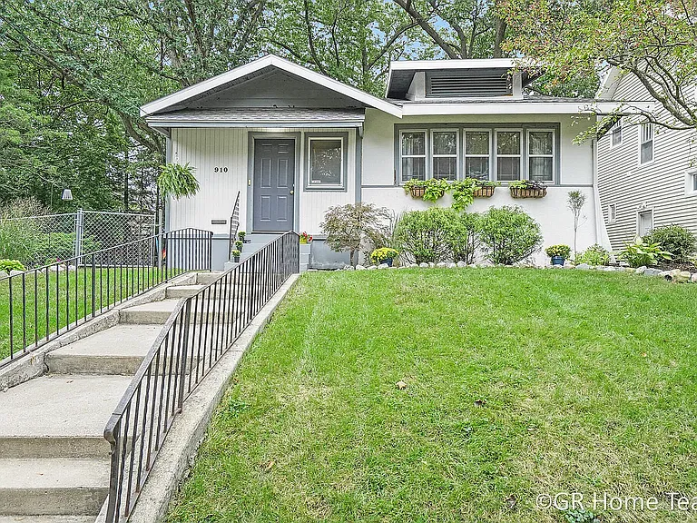 910 Calvin Ave SE — Photo 1