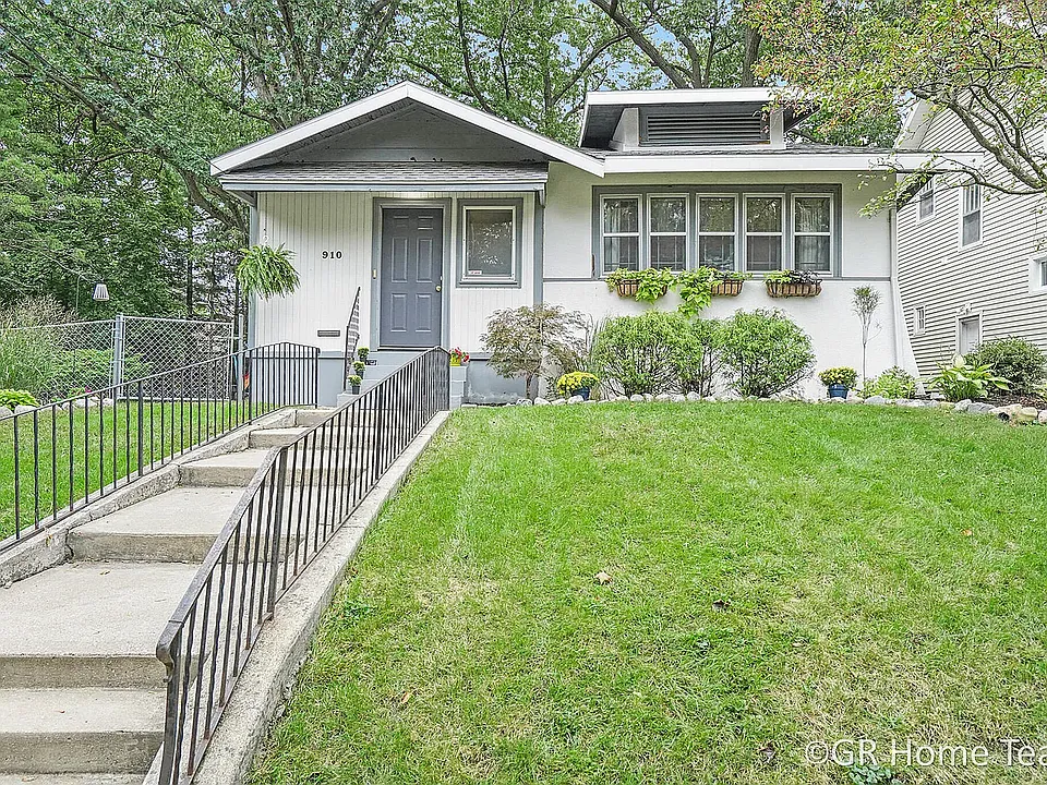 910 Calvin Ave SE