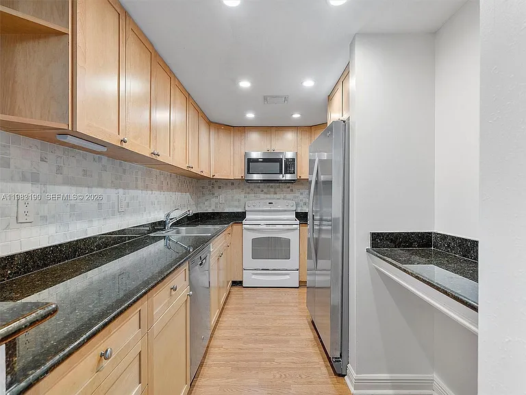 10350 W Bay Harbor Dr #4V — Photo 9