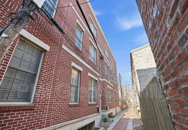 243 Montrose St #103 — Photo 23