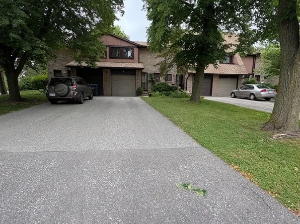 3345 Silverado Dr #2, Mississauga, ON L5A 3Y8