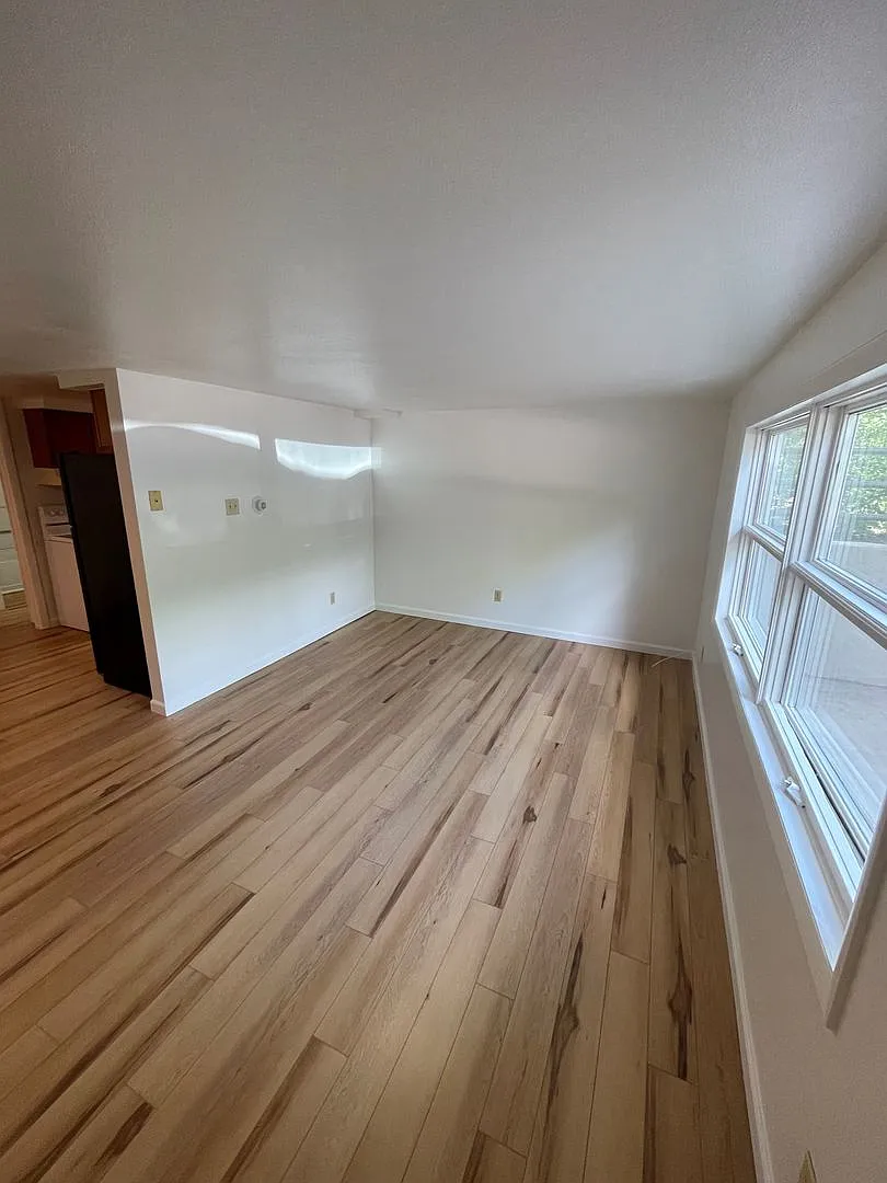709 Cowdin — Photo 2