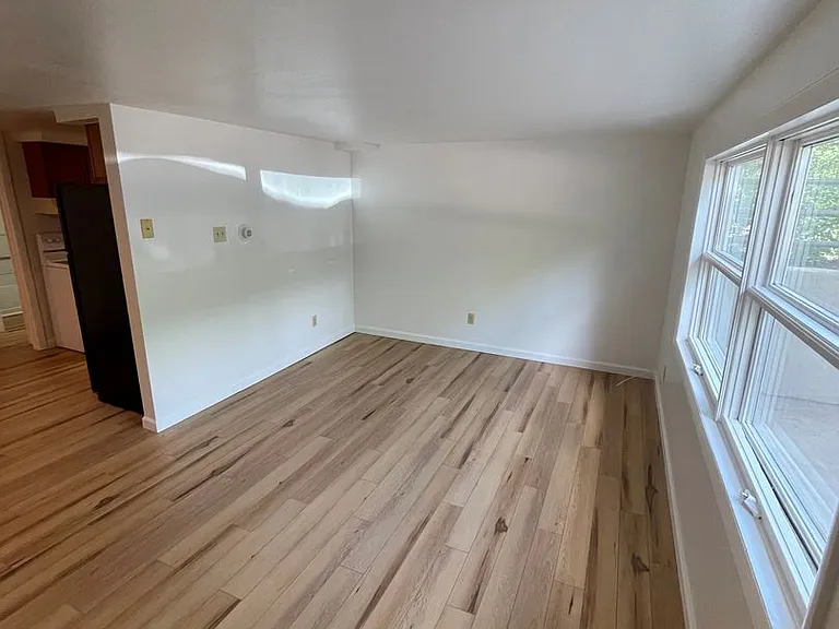 709 Cowdin Dr — Photo 2