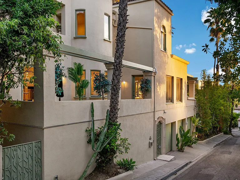 1368 N Doheny Pl — Photo 25
