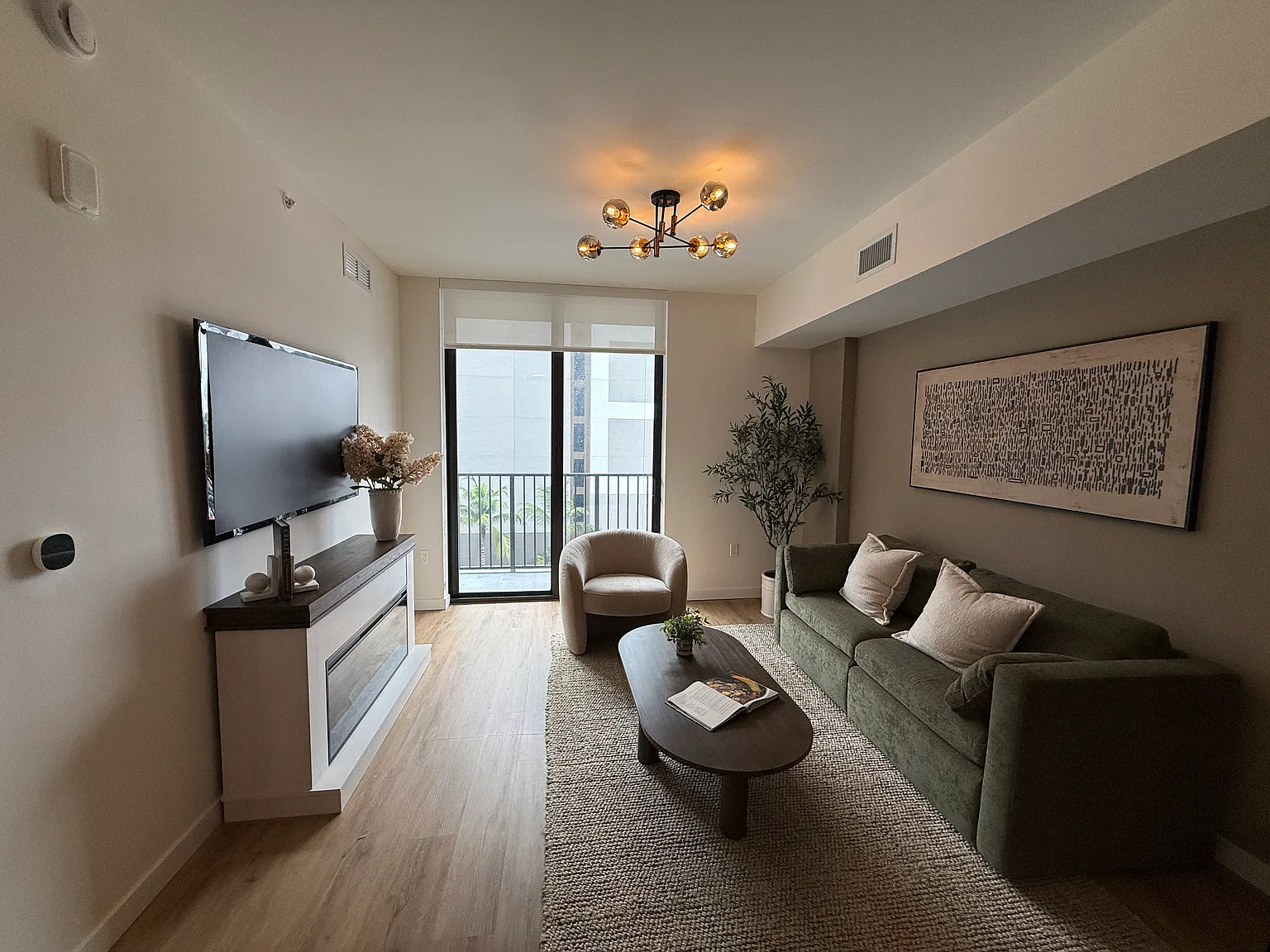 1 bed, 684 sqft, $2,074 — Photo 2