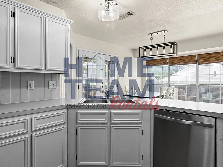 714 Silver Creek Dr — Photo 5