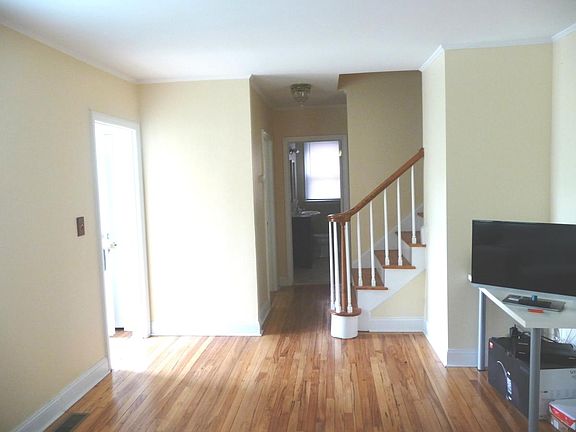 3rd image of 16 Berges Ave