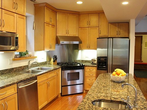 3rd image of 1650 W Superior St #14