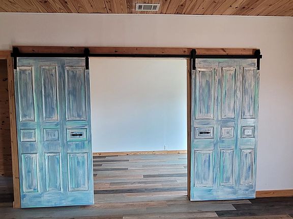 Divider doors btwn Bdrm & Liv Rm