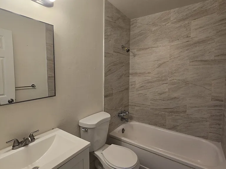 4419 N Clark St #A — Photo 3