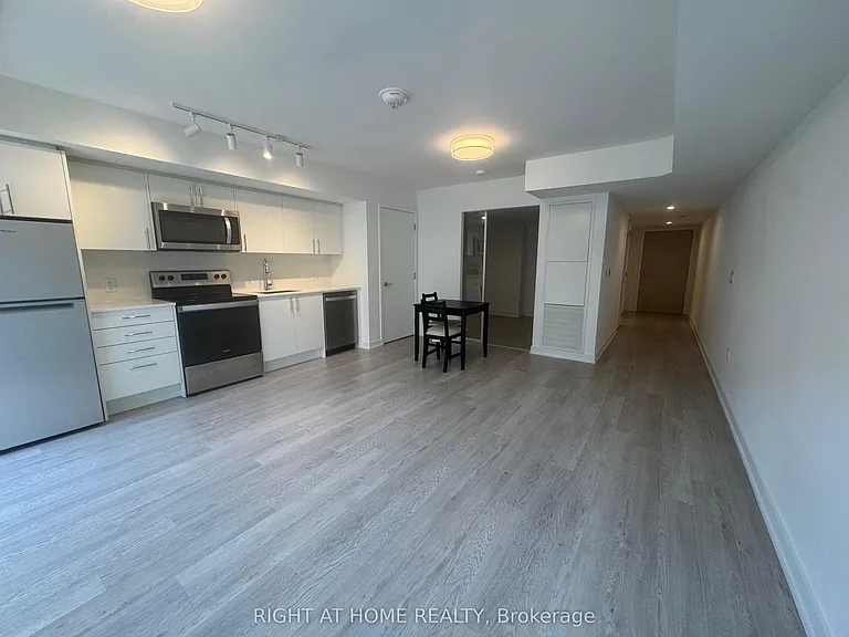 3 Strathgowan Ave #322 — Photo 7