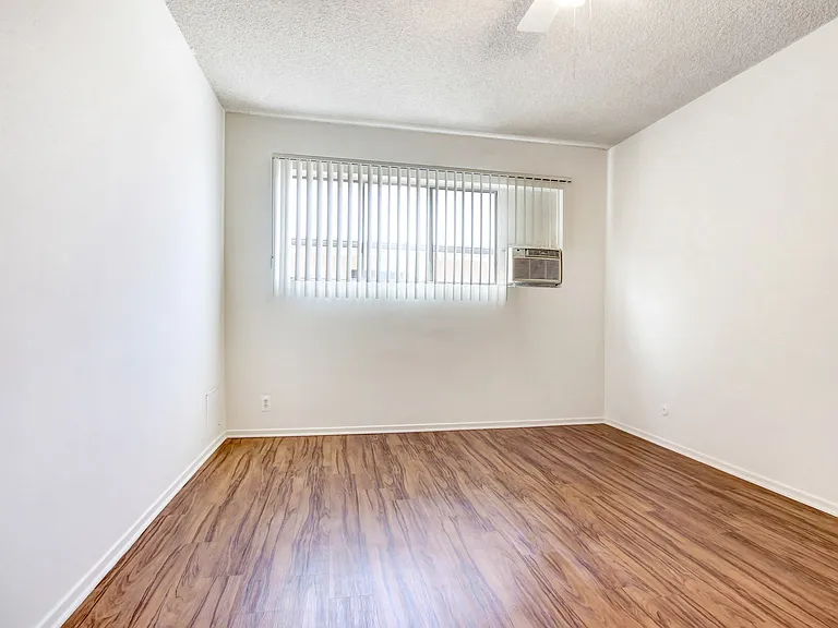 5292 Newcastle Ave — Photo 21
