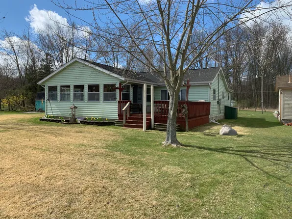 1026 Lakeview Dr, Brooklyn, MI 49230