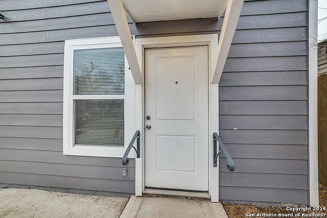 2 bed, 1.5 bath, 1896 sqft, $1,095 — Photo 2