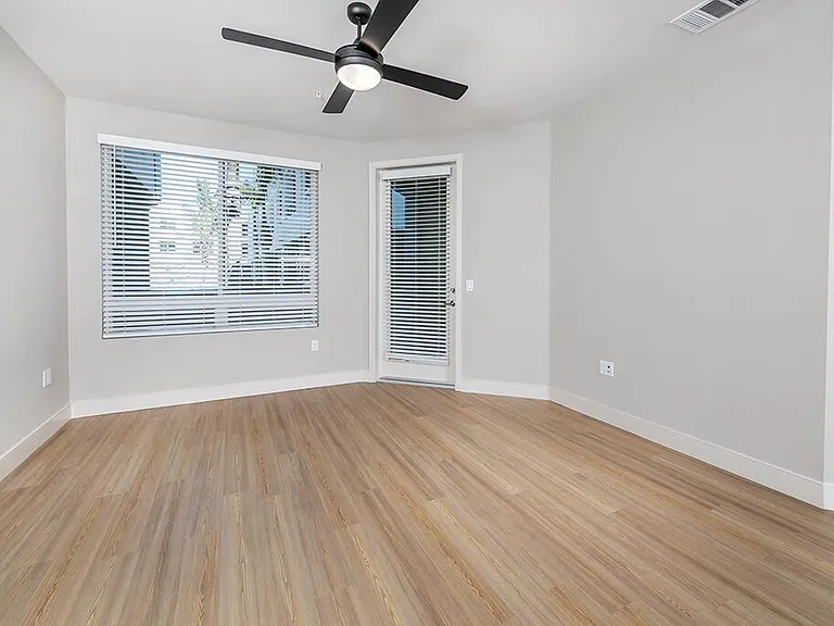 Bowen Apartments — Photo 37
