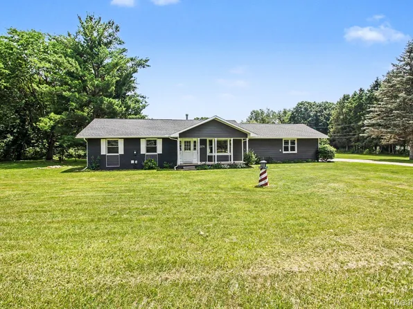 2176 Kingston Dr, Pinckney, MI 48169