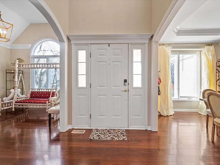 142 N Dixon Dr — Photo 4