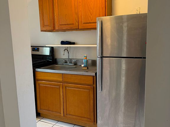 3rd image of 48 E Kingsbridge Rd #5