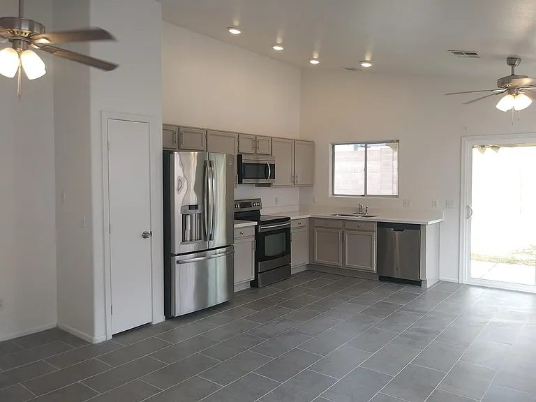 2874 W Muriel Dr — Photo 2